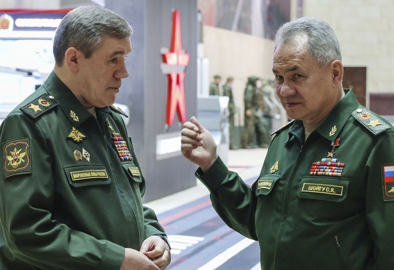 ARCHIVO - El ministro ruso de Defensa, Sergei Shoigu, a la derecha, hace gestos mientras habla con el jefe del Estado Mayor del ejército ruso, Valery Gerasimov, antes de una reunión con el presidente de Rusia, Vladímir Putin, y la cúpula militar en Moscú, Rusia, el martes 19 de diciembre de 2024. (Sputnik, Kremlin Pool Foto via AP, Archivo)