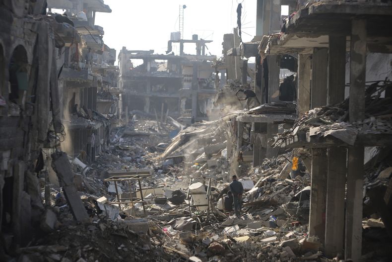 Palestinos inspeccionan viviendas destruidas por ataques israelíes en Jabaliya, en el norte de la Franja de Gaza, el miércoles 29 de enero de 2025. (AP Foto/Jehad Alshrafi)