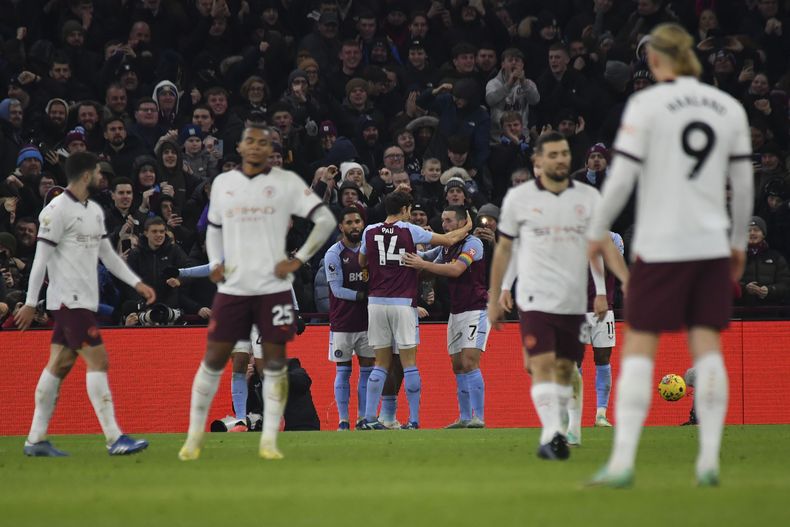 Leon Bailey de Aston Villa celebra con sus compañeros tras anotar el gol para la victoria 1-0 ante Manchester City en el partido de la Liga Premier, el miércoles 6 de diciembre de 2023, en Birmingham. (AP Foto/Rui Vieira)
