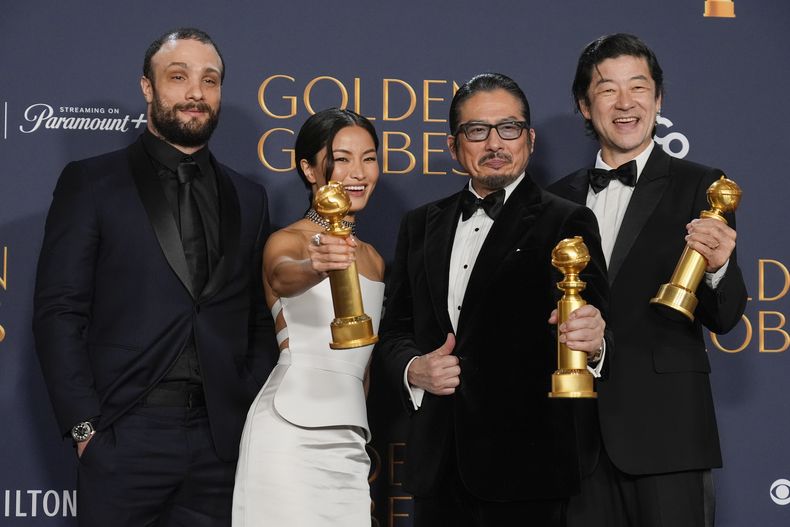 Cosmo Jarvis, de izquierda a derecha, Anna Sawai, Hiroyuki Sanada y Tadanobu Asano posan en la sala de prensa con el premio a la mejor serie de televisión dramática por Shogun durante la 82ª edición de los Globos de Oro el domingo 5 de enero de 2025 en el Beverly Hills. Hilton en Beverly Hills, California (Foto AP/Chris Pizzello)