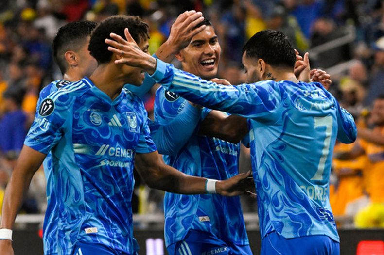 El delantero de los Tigres de la UANL, Ángel Correa (derecha), celebra su gol contra el Nashville SC con Francisco Reyes (segundo desde la derecha) y otros compañeros de equipo durante la primera mitad del partido de ida de las semifinales de la Copa de Campeones de la CONCACAF, el martes 28 de abril de 2026, en Nashville, Tennessee. (AP Foto/John Amis)