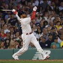 Justin Turner, derecha, de Medias Rojas de Boston, sigue con la mirada su grand slam en contra de los Yanquis de Nueva York durante la tercera entrada del juego de béisbol, el viernes 16 de junio de 2023, en Fenway Park, en Boston. (AP Foto/Winslow Townson)