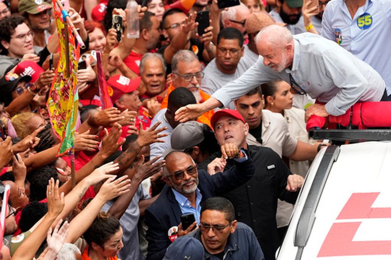 El presidente de Brasil, Luiz Inácio Lula da Silva, que se presenta a la reelección, saluda a sus seguidores durante un mitin de campaña en Río de Janeiro, Brasil, el viernes 2 de octubre de 2026. (AP Foto/Silvia Izquierdo)