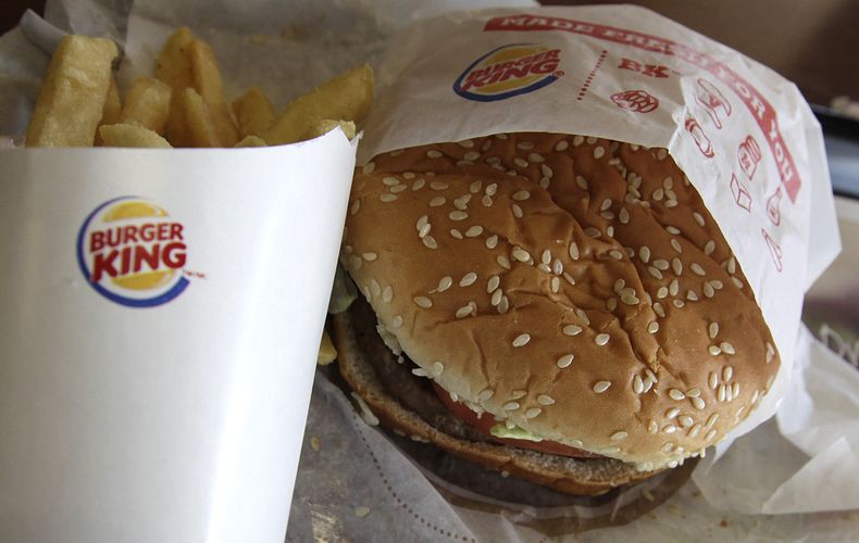 Fotograf&iacute;a de archivo del 20 de junio de 2012 muestra una hamburguesa con papas fritas en un restaurante Burger King en Richardson, Texas. (Foto AP/LM Otero, archivo)