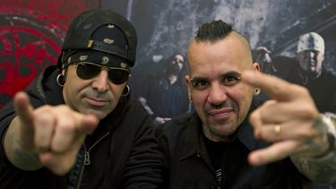 americateve | En esta foto del 20 de noviembre del 2013, el baterista mexicano Alex Gonz&aacute;lez, a la izquierda, y el cantante argentino Andr&eacute;s Gim&eacute;nez, de De La Tierra, posan durante una conferencia de prensa en la Ciudad de M&eacute;xico. De La Tier