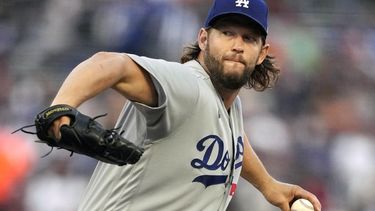 ARCHIVO - Clayton Kershaw, de los Dodgers de Los Ángeles, durante un juego de béisbol contra los Gigantes de San Francisco en San Francisco, el 30 de septiembre de 2023. Kershaw dice que regresará para su 17ma temporada con los Dodgers. Dice que regresará con el equipo como parte de un acuerdo que incluye una opción de jugador para 2025. (AP Foto/Jeff Chiu, Archivo)