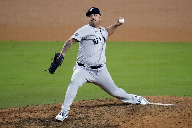 El lanzador de los Dodgers de Los Ángeles, Néstor Cortés, lanza contra los Dodgers de Los Ángeles durante la décima entrada en el Juego 1 de la Serie Mundial de Béisbol, el viernes 25 de octubre de 2024, en Los Ángeles. (AP Foto/Julio Cortez)