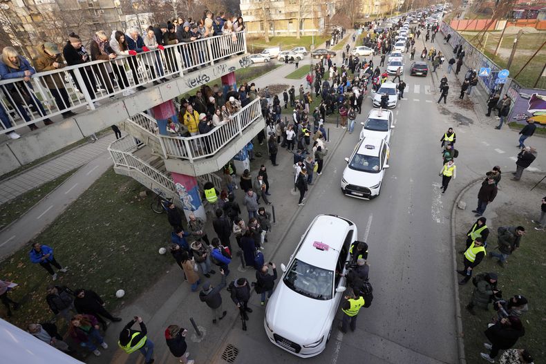 Taxis ayudan a estudiantes que participaron en las protestas en Novi Sad, Serbia, el 2 de febrero del 2025. (AP foto/Darko Vojinovic)