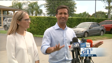 carlos curbelo se solidariza en florida con ninos migrantes separados de su familia