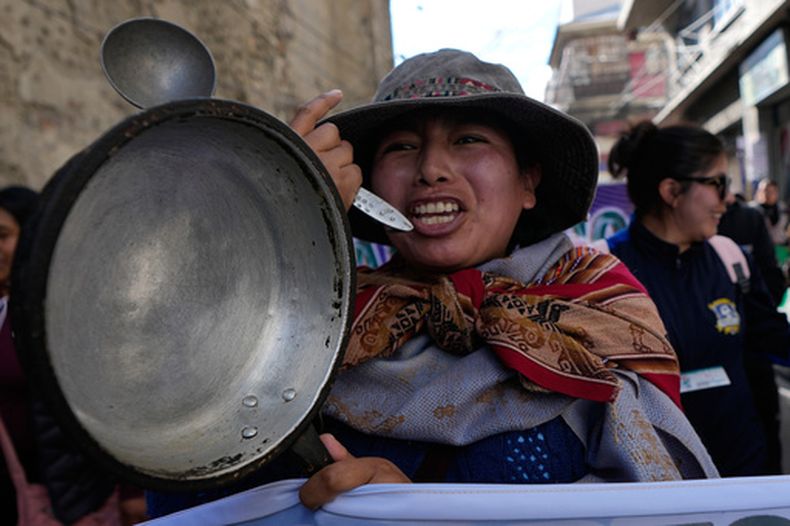 Una maestra sostiene una olla vacía durante una protesta antigubernamental en La Paz, Bolivia, el martes 15 de septiembre de 2026. (AP Foto/Juan Karita)