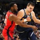Jokic y Murray lideran a Nuggets y ganan 129-113 a Rockets