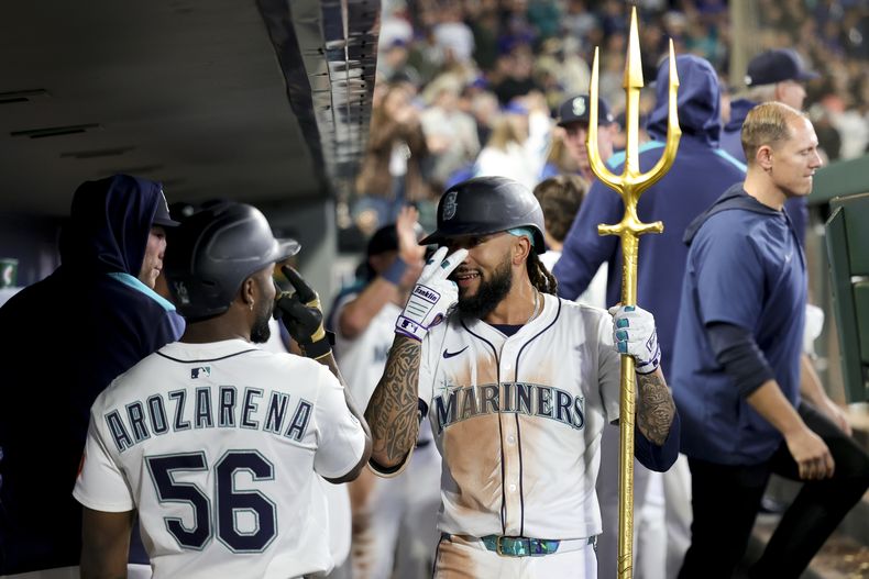 J.P. Crawford, de los Marineros de Seattle, al centro, celebra en el dugout con el jardinero izquierdo Randy Arozarena después de conectar un jonrón de dos carreras que dio la ventaja durante la séptima entrada contra los Mellizos de Minnesota, el sábado 31 de mayo de 2025, en Seattle. (Foto AP/Ryan Sun)