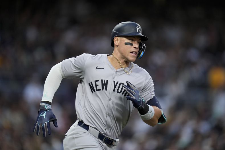 Aaron Judge, de los Yankees de Nueva York, corre tras conectar un doble en el juego del sábado 25 de mayo de 2024, ante los Padres de San Diego (AP Foto/Gregory Bull)