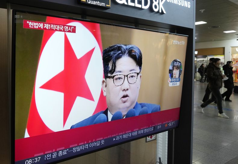 Una pantalla de televisión muestra una imagen del gobernante norcoreano Kim Jong Un durante un programa noticioso el martes 16 de enero de 2024, en la estación ferroviaria de Seúl, Corea del Sur. (AP Foto/Ahn Young-joon)