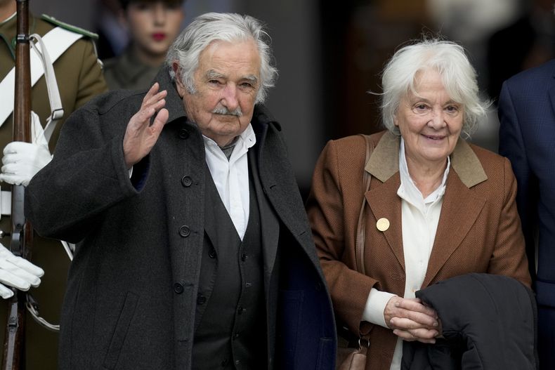 ARCHIVO - El expresidente de Uruguay José Mujica, a la izquierda, y su esposa Lucía Topolansky ingresan al palacio presidencial de La Moneda para una ceremonia que marca el 50 aniversario del golpe militar que derrocó al gobierno del fallecido presidente Salvador Allende en Santiago, Chile, el 11 de septiembre de 2023. (AP Foto/Esteban Félix, Archivo)