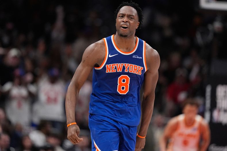 Og Anunoby, de los Knicks de Nueva York, feteja un enceste en el cuarto patido de la serie de primera ronda de los playoffs ante los Hawks de Atlanta, el sábado 25 de abril de 2026 (AP Foto/Brynn Anderson)
