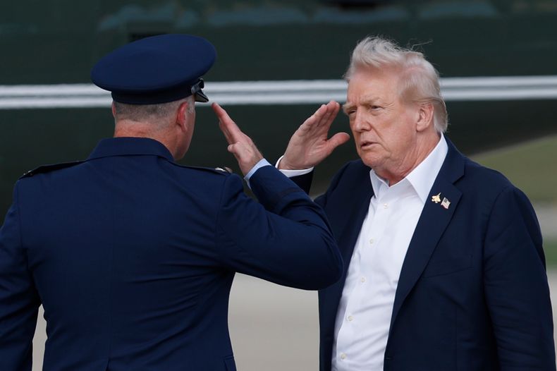 El presidente de Estados Unidos, Donald Trump, derecha, saluda al coronel de la Fuerza Aérea, Christopher M. Robinson, comandante de la 89na Ala Aerotransportada, antes de abordar el Marine One a su llegada a la Base Conjunta Andrews, en Maryland, el viernes 26 de septiembre de 2025, tras un viaje de un día al torneo de golf Ryder Cup en Bethpage Black en Farmingdale, Nueva York (AP Foto/Luis M. Alvarez)