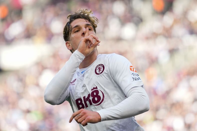 Nicolo Zaniolo del Aston Villa celebra tras anotar el primer gol en el encuentro de la Liga Premier ante el West Ham en el Estadio de Londres el domingo 17 de marzo del 2024. (AP Foto/Kirsty Wigglesworth)