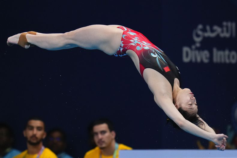 La china Chang Yani compite en la final del trampolín de 3 metros del Mundial de natación, el viernes 9 de febrero de 2024, en Doha, Qatar. (AP Foto/Hassan Ammar)