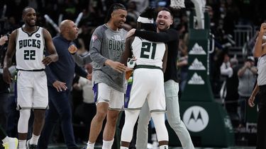 Holiday corona gran ataque y Bucks superan a Heat