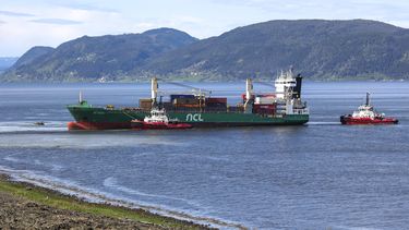 El buque portacontenedores NCL Salten es remolcado de vuelta al mar en Trondheim, Noruega, el martes 27 de mayo de 2025. El barco de 135 metros de eslora encalló en el fiordo de Trondheim el jueves pasado. (Jan Langhaug/NTB Scanpix vía AP)