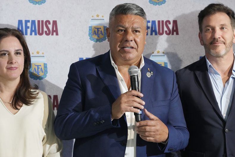 El presidente de la Asociación del Fútbol Argentino, Claudio Chiqui Tapia, habla durante la ceremonia de apertura de la sede de la AFA en Estados Unidos el jueves 7 de diciembre de 2023, en Miami. (AP Foto/Marta Lavandier)