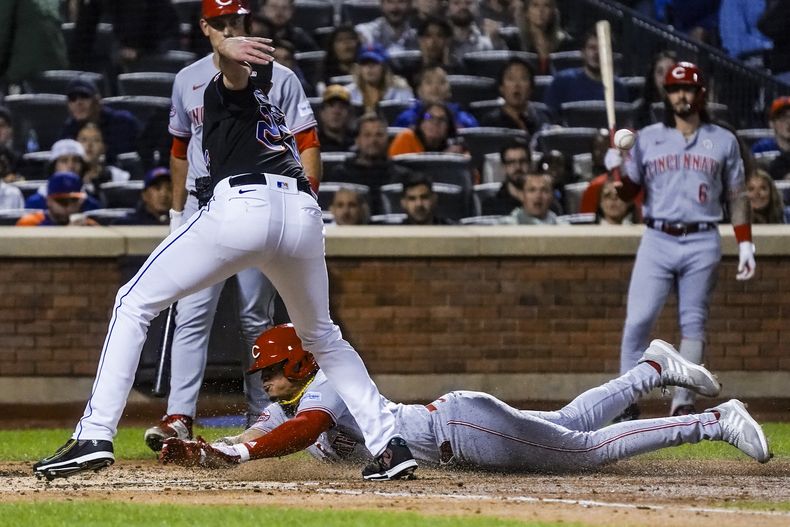 El dominicano Noelvi Marte de los Rojos de Cincinnati anota en un lanzamiento descontrolado de David Peterson durante la 5ta entrada del juego en Nueva York. Viernes 15 de septiembre de 2023. (AP Foto/Bebeto Matthews)