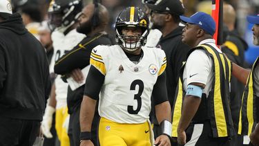 Russell Wilson (3), quarterback de los Steelers de Pittsburgh, camina en la banda del equipo durante la segunda mitad del partido de la NFL en contra de los Raiders de Las Vegas, el domingo 13 de octubre de 2024. (AP Foto/John Locher)