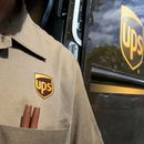 ARCHIVO - Esta foto de archivo del 25 de abril de 2011 muestra al conductor de United Parcel Service, Albert Palafox, en Palo Alto, California (Foto AP/Paul Sakuma, Archivo)