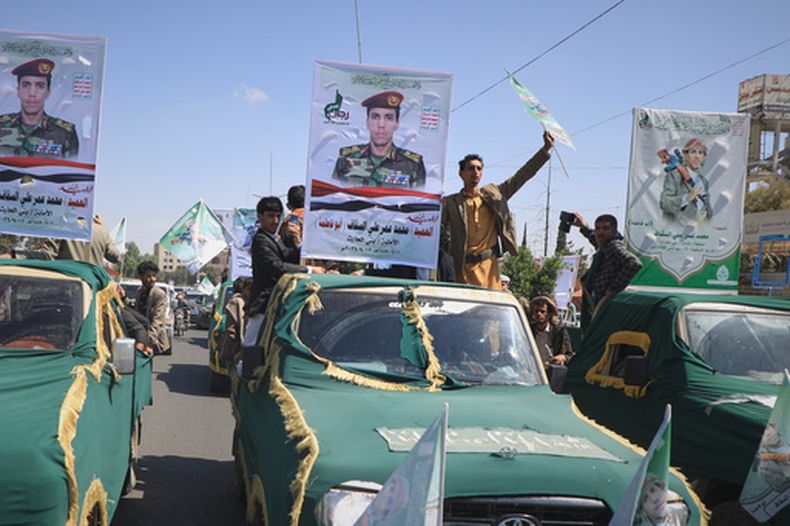 Camionetas participan en una masiva procesión funeraria por funcionarios hutíes y otros militares en Saná, Yemen, el 16 de septiembre de 2026. (AP Foto)