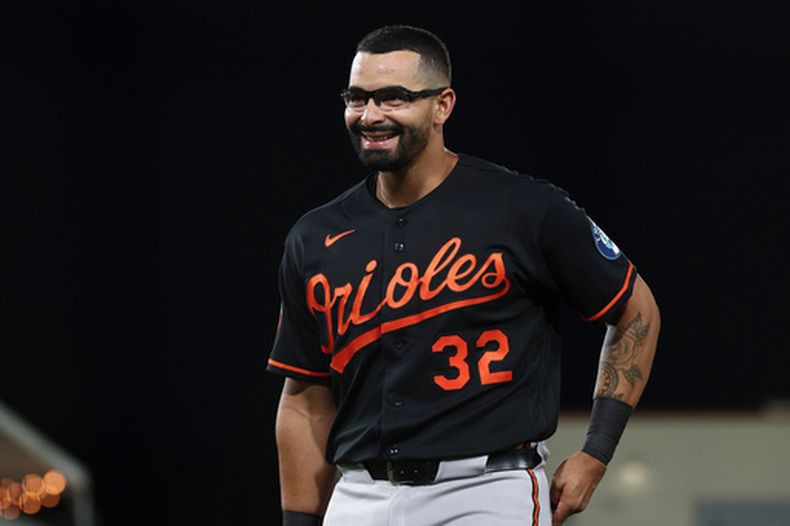 Christian Encarnacion-Strand, de los Orioles de Baltimore, sonríe durante el décimo inning del juego ante los Atléticos, el viernes 28 de agosto de 2026 en West Sacramento, California (AP Foto/Sara Nevis)