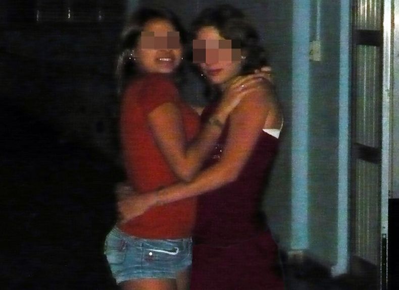 Dos adolescentes en un matadero.