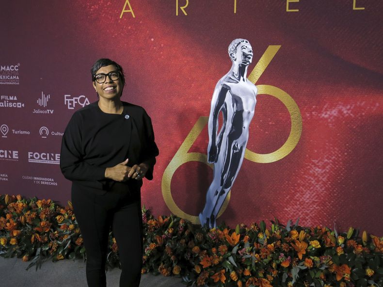 La cineasta mexicano-salvadoreña Tatiana Huezo, del documental El Eco, posa para fotógrafos a su llegada al encuentro de nominados de la 66a edición del Premio Ariel de la Academia Mexicana de Artes y Ciencias Cinematográficas, en la Ciudad de México, el miércoles 21 de agosto de 2024. (Foto AP/Berenice Bautista)