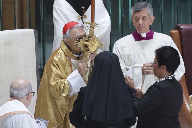 El cardenal Marcello Semeraro preside la ceremonia de beatificación del sacerdote Moisés Lira en la Basílica de Nuestra Señora de Guadalupe en la Ciudad de México, el sábado 14 de septiembre de 2024. (Foto AP/Ginnette Riquelme)