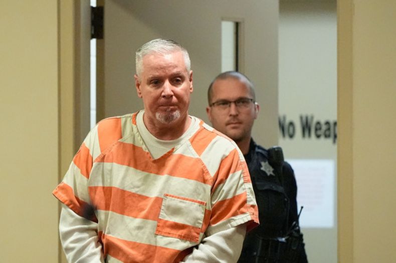 Colin Gray, padre del niño que disparó en la escuela Apalachee High School, llega al tribunal en Winder, Georgia, el 18 de diciembre del 2025. (AP foto/Brynn Anderson)