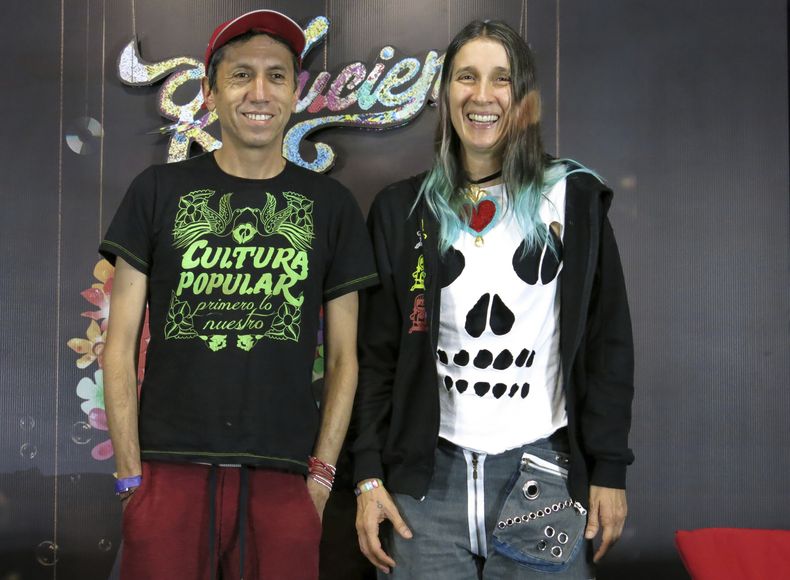 Hector Buitrago, izquierda, y Andrea Echeverri, de la agrupación colombiana Aterciopelados, posan antes de una conferencia de prensa en la Ciudad de México el jueves 29 de septiembre de 2016, previo a un concierto para promover su álbum Reluciente, rechinante y aterciopelado. Aterciopelados lanzaron una versión en vivo de, casi, 30 aniversario de su álbum El Dorado en marzo de 2024. (Foto AP/Berenice Bautista, archivo)