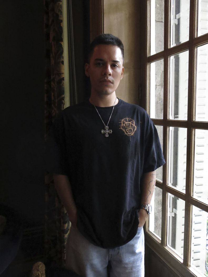 El rapero y músico mexicano NSQK posa para una fotografía durante una entrevista para promocionar su álbum ATP, en la Ciudad de México, el lunes 12 de agosto de 2024. (Foto AP/Berenice Bautista)