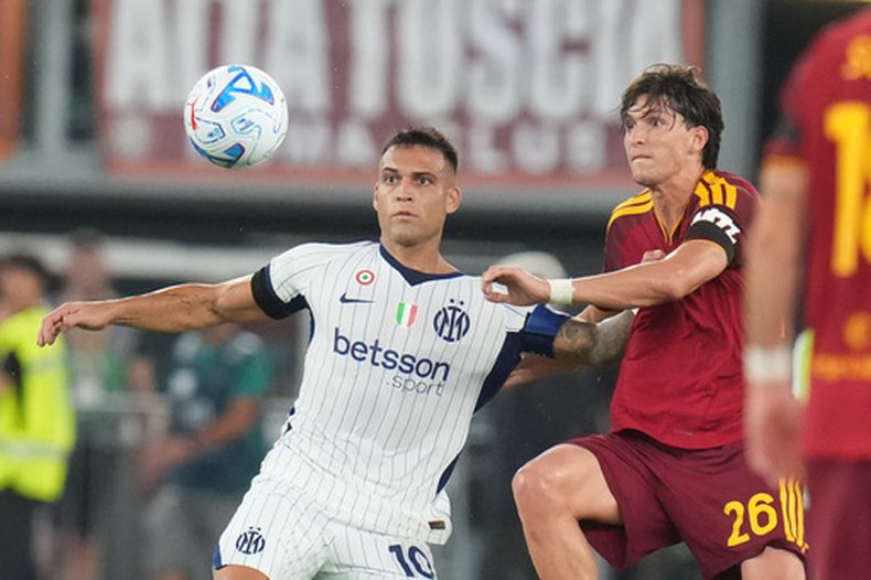 Lautaro Martínez del Inter de Milán pelea por el balón con Leonardo Balerdi de la Roma en la Serie A el sábado 19 de septiembre del 2026. (AP Foto/Gregorio Borgia)