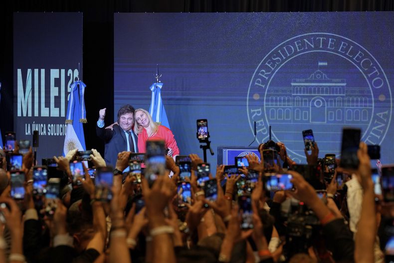 Javier Milei de La Libertad Avanza, a la derecha, celebra junto a su hermana Karina Milei después de ganar el balotaje presidencial en Buenos Aires, Argentina, el domingo 19 de noviembre de 2023. (AP Foto/Natacha Pisarenko)