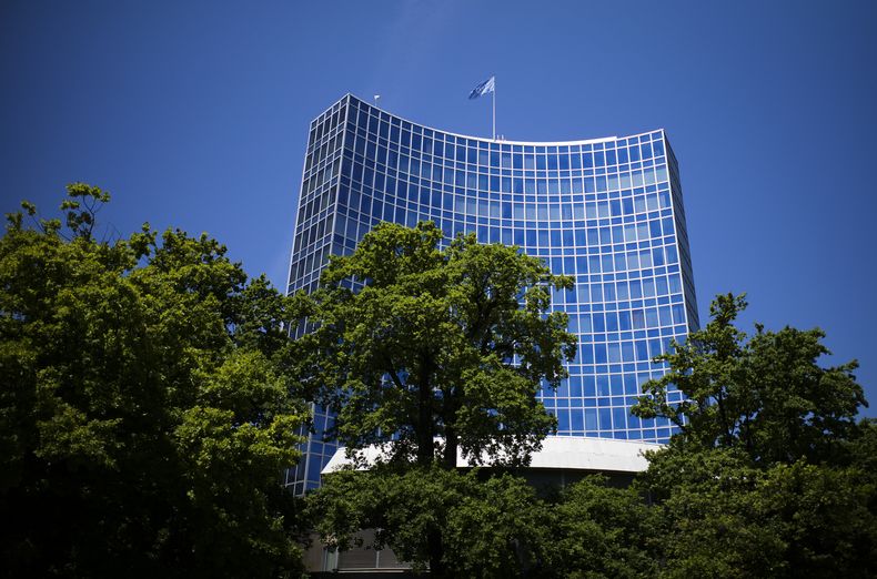 ARCHIVO - La bandera de Naciones Unidas ondea en la cima de un edificio de la ONU en Ginebra, Suiza, el lunes 14 de junio de 2021. (AP Foto/Markus Schreiber, archivo)