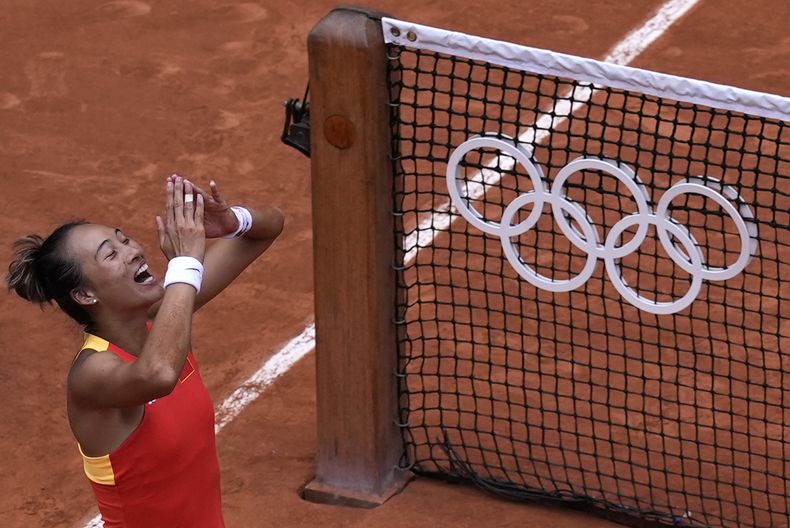 La china Zheng Qinwen festeja su triunfo sobre la croata Donna Vekic en la final del tenis individual de los Juegos Olímpicos, el sábado 3 de agosto de 2024, en París (AP Foto/Andy Wong)