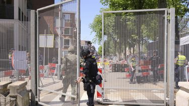 Guardias de seguridad en el perímetro del lugar donde se realiza la cumbre de la OTAN en La Haya, Holanda, el 23 de junio del 2025. (AP foto/Patrick Post)