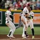 Max Kepler, centro, de los Diamondbacks de Arizona, celebra con Geraldo Perdomo, derecha, y Tim Tawa (13), su doble productor con el que su equipo dejó tendido en el terreno a los Cardenales de San Luis en la décima entrada del juego de béisbol de Grandes Ligas, el domingo 19 de julio de 2026, en Phoenix. (AP Foto/Ross D. Franklin)