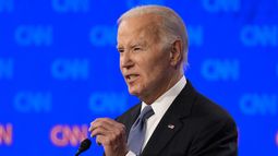 El presidente Joe Biden habla durante un el debate presidencial organizado por CNN con el candidato presidencial republicano, el expresidente Donald Trump, el jueves 27 de junio de 2024, en Atlanta. (AP Foto/Gerald Herbert)