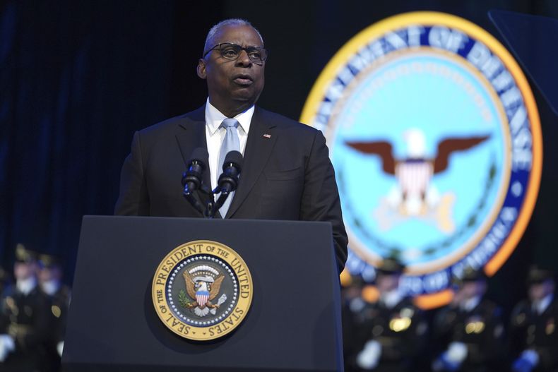 El secretario de Defensa, Lloyd Austin, habla en una ceremonia de despedida del comandante en jefe del Departamento de Defensa en la base conjunta Myer-Henderson Hall, el jueves 16 de enero de 2025, en Arlington, Virginia. (AP Foto/Evan Vucci)