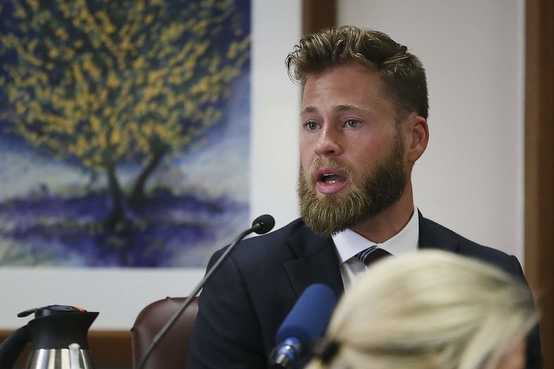 ARCHIVO - Owen Shroyer, presentador y periodista del sitio de teorías conspirativas InfoWars, declara en un juicio por difamación al dueño del sitio Alex Jones, 29 de julio de 2022 en Austin, Texas. El presentador de Infowars, Owen Shroyer, difusor de denuncias infundadas de fraude electoral en 2020, se declaró culpable el viernes 23 de junio de 2023 de sumarse a la turba de seguidores del presidente Donald Trump que asaltaron el Capitolio. (Briana Sanchez/Austin American-Statesman via AP, Pool, File)