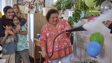 En esta imagen proporcionada por ViX, de izquierda a derecha, David Aguilar, Mauricio Ochmann, Erick Velarde, Paloma Ruiz, fondo, y Norma Angélica in a scene from the series Papa soltero. (ViX vía AP)