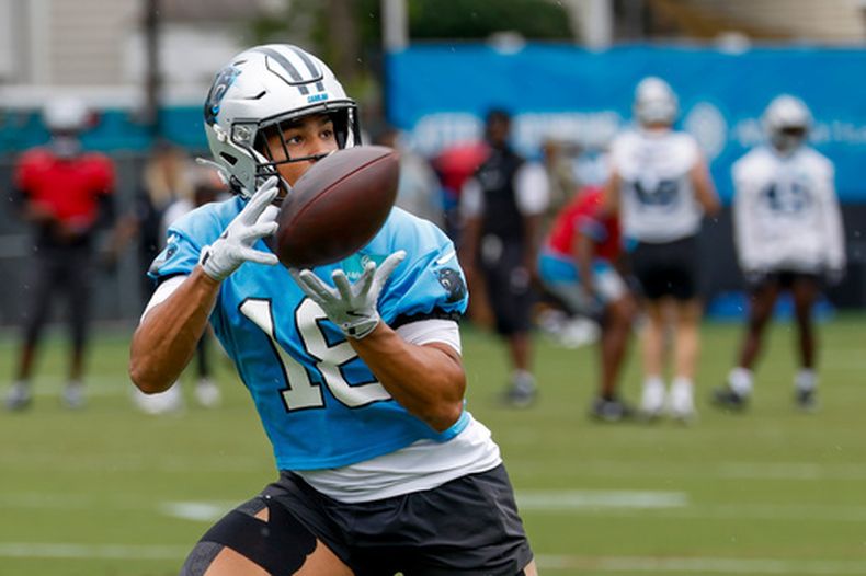 ARCHIVO - El receptor abierto de los Panthers de Carolina, Jalen Coker, atrapa un pase durante la práctica de fútbol americano de la NFL del equipo en Charlotte, Carolina del Norte, el 2 de junio de 2026. (Foto AP/Nell Redmond, Archivo)