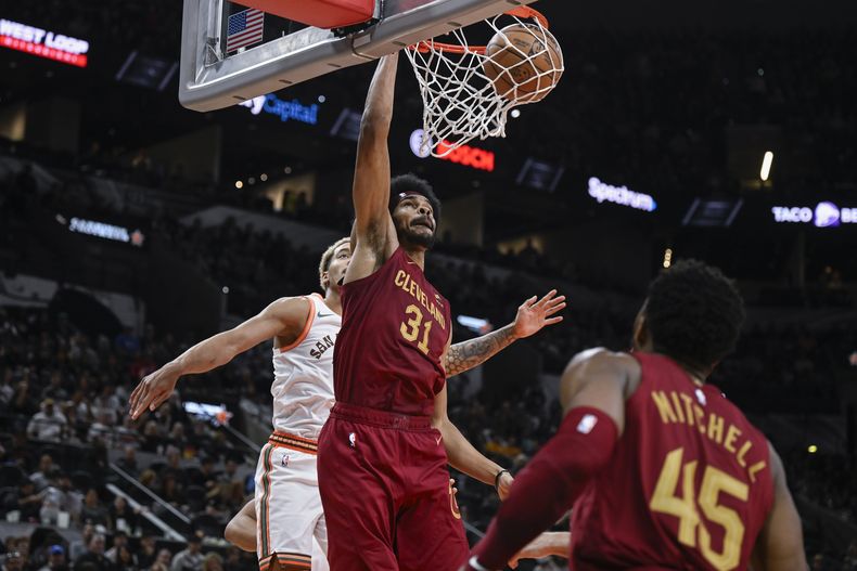 Jarrett Allen, realiza una clavada en el encuentro del sábado 3 de febrero de 2024, ante los Spurs de San Antonio (AP Foto/Darren Abate)
