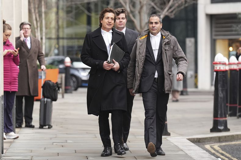 El abogado David Sherborne, a la izquierda, llega al Tribunal Superior cuando está por comienzar en Londres el jucio del Príncipe Enrique contra News Group Newspapers por acusaciones de espionaje el martes 21 de enero de 2025. (Foto AP/Alastair Grant)